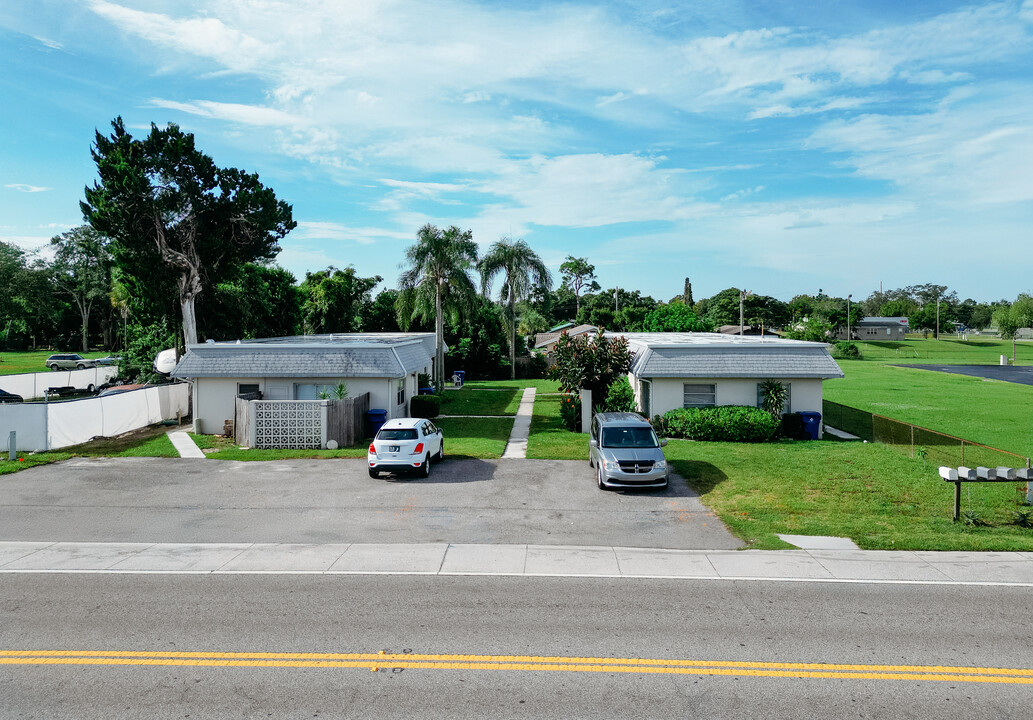 5302-5310 Trouble Creek Rd in New Port Richey, FL - Building Photo