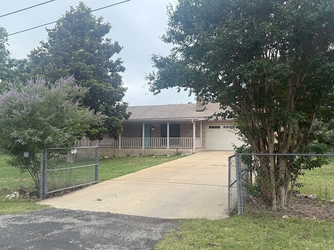 129 Forest Cir in Kerrville, TX - Building Photo - Building Photo
