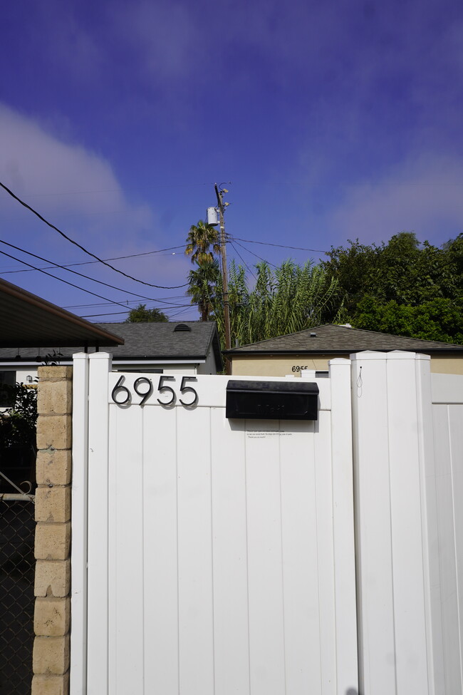 6955 Garden Grove Ave in Reseda, CA - Building Photo - Building Photo