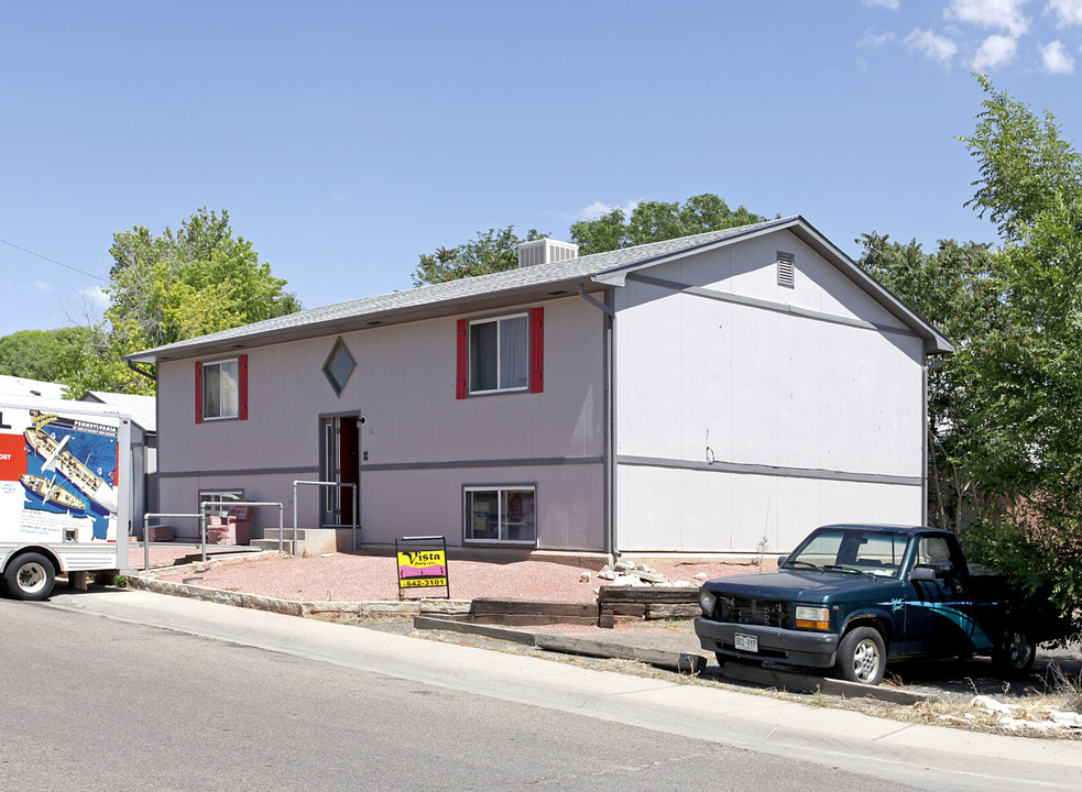 1529 Oakshire Ln in Pueblo, CO - Building Photo