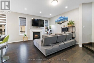 3494 Vernon Powell Dr in Oakville, ON - Building Photo - Building Photo