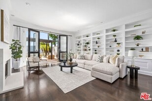 2241 Canyonback Rd in Los Angeles, CA - Building Photo