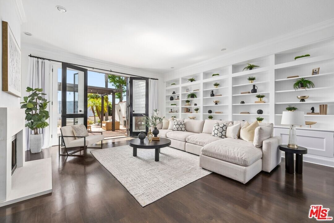 2241 Canyonback Rd in Los Angeles, CA - Building Photo