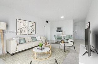 12215 W Dixie Hwy in North Miami, FL - Building Photo