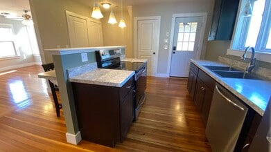 6 Church Ave, Unit 1 in Hatfield, MA - Foto de edificio - Building Photo