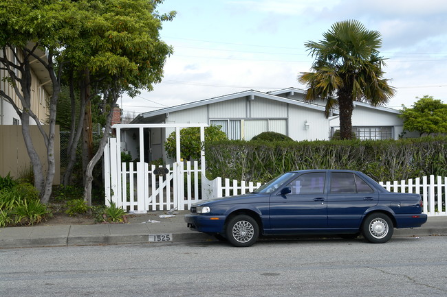 1525 Lago St in San Mateo, CA - Building Photo - Building Photo