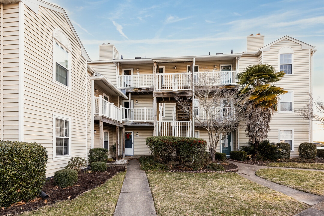 Great Neck Landing Condominium in Virginia Beach, VA - Building Photo