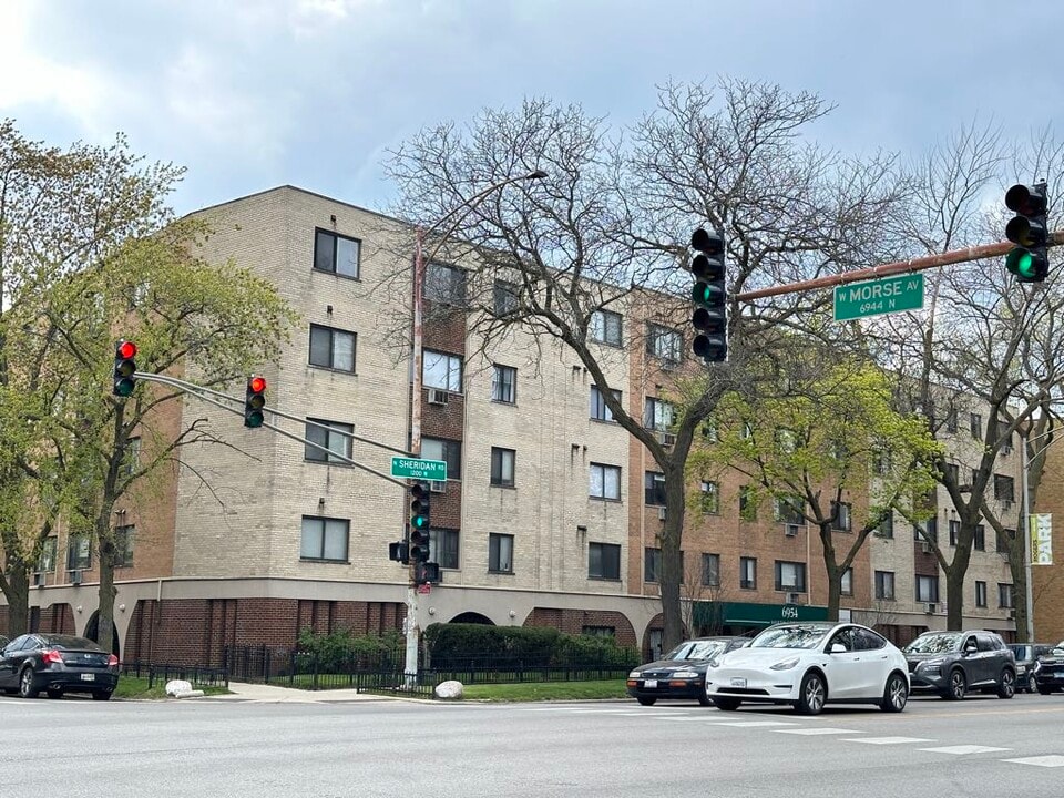 6954 N Sheridan Rd in Chicago, IL - Foto de edificio