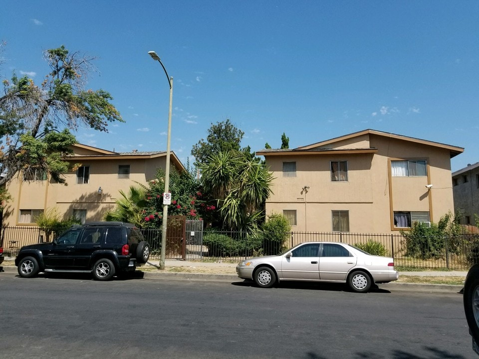 7336 Milwood Ave in Canoga Park, CA - Building Photo