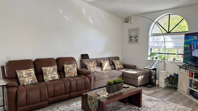 5267 Europa Dr, Unit N in Boynton Beach, FL - Foto de edificio - Building Photo