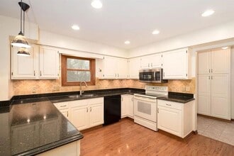 1851 Foxhollow Dr in Cincinnati, OH - Building Photo - Building Photo