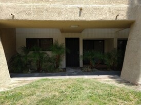 701 Los Felices Cir E in Palm Springs, CA - Building Photo
