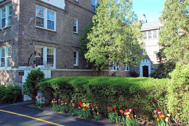 83 N Broadway in White Plains, NY - Building Photo - Building Photo