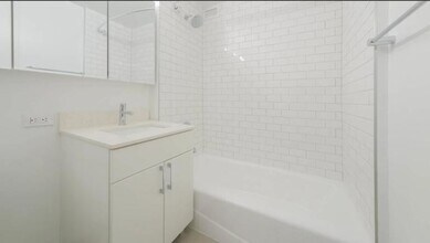 475 9th Ave in New York, NY - Building Photo - Building Photo