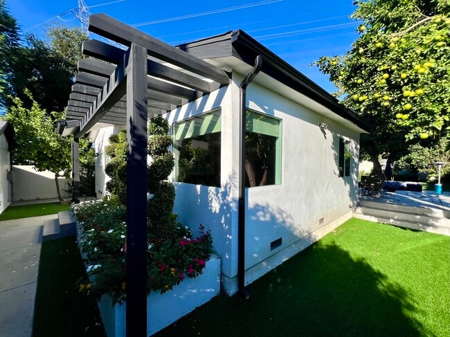 property at 502 N Avon St