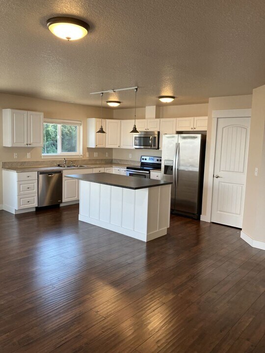 1047 W Ellendale Ave in Dallas, OR - Building Photo