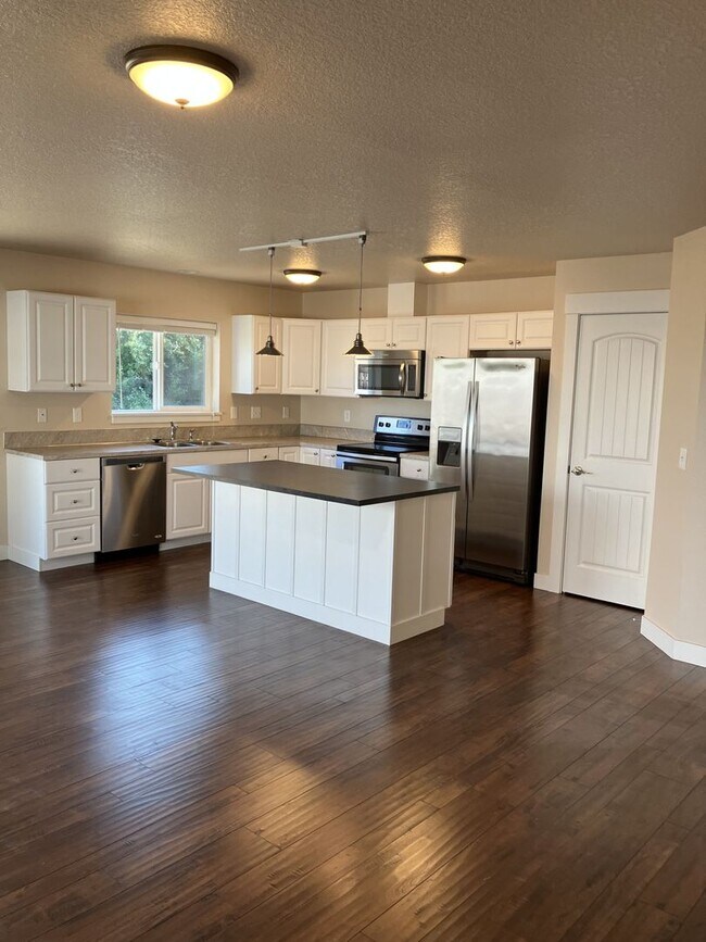 property at 1047 W Ellendale Ave