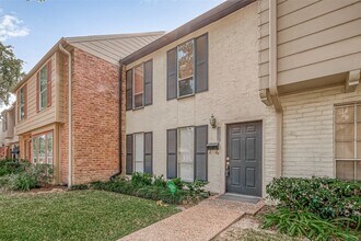 10217 Longmont Dr in Houston, TX - Foto de edificio - Building Photo