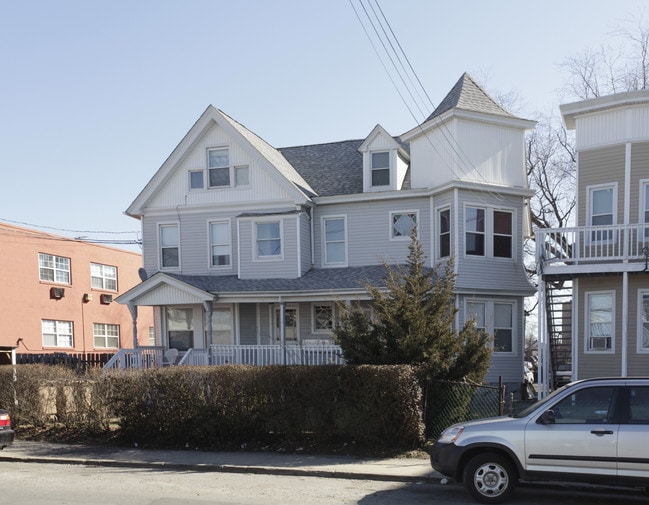 Rooming House - Not Commercial in Stamford, CT - Foto de edificio - Building Photo