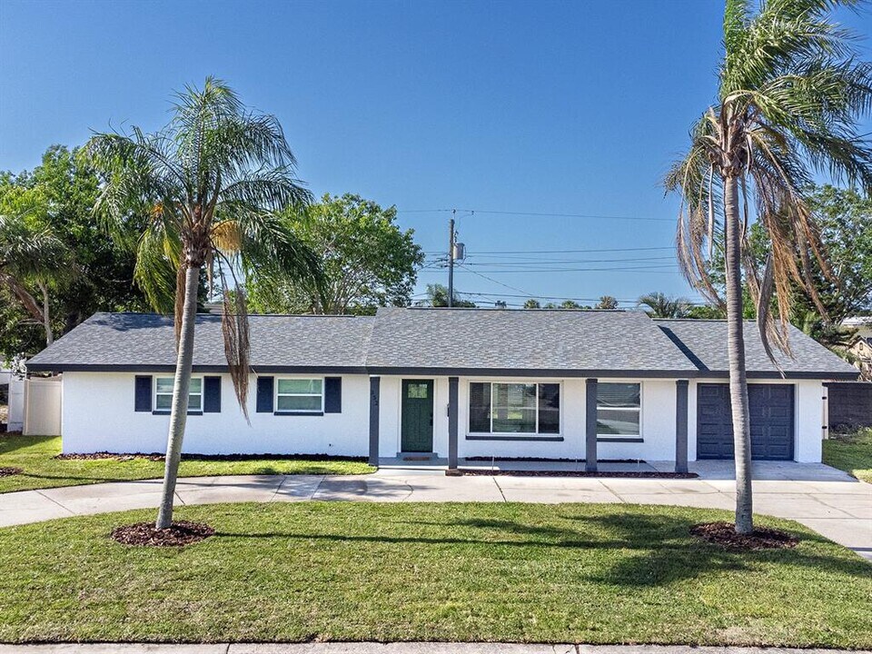 352 79th Ave NE in St. Petersburg, FL - Building Photo