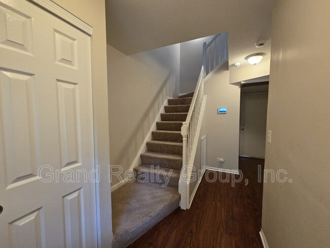 250 W Whispering Oaks Ln in Round Lake, IL - Building Photo - Building Photo