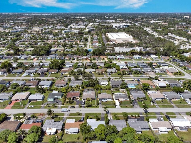 8360 NW 25th Ct in Sunrise, FL - Building Photo - Building Photo