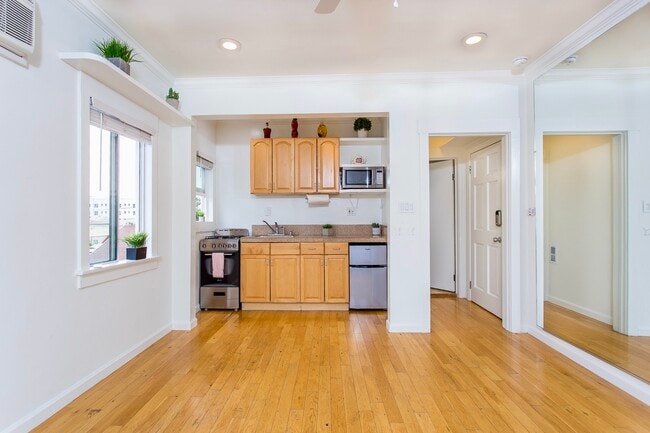 1650 Winona Blvd, Unit 3