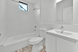 1119 SW 6th St, Unit 203 in Miami, FL - Building Photo - Building Photo