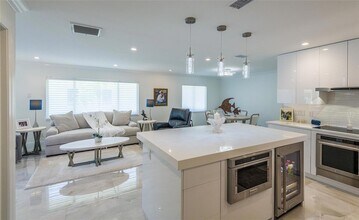 1900 Benjamin Franklin Dr in Sarasota, FL - Building Photo - Building Photo