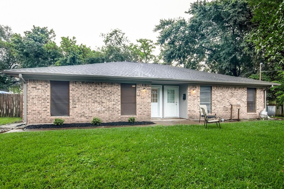 1007 Cedar St in Deer Park, TX - Building Photo