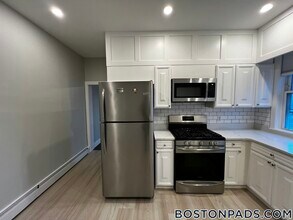 158 Holland St, Unit 1 in Somerville, MA - Building Photo - Building Photo
