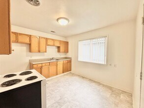 1710-1712 Madrone Ave in West Sacramento, CA - Building Photo - Building Photo