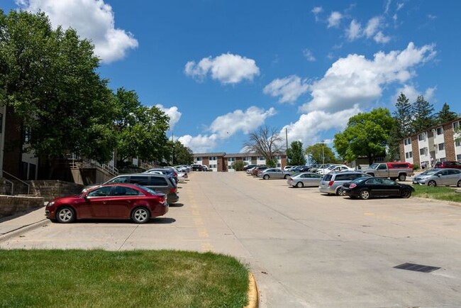 908 Benton Dr in Iowa City, IA - Building Photo - Building Photo