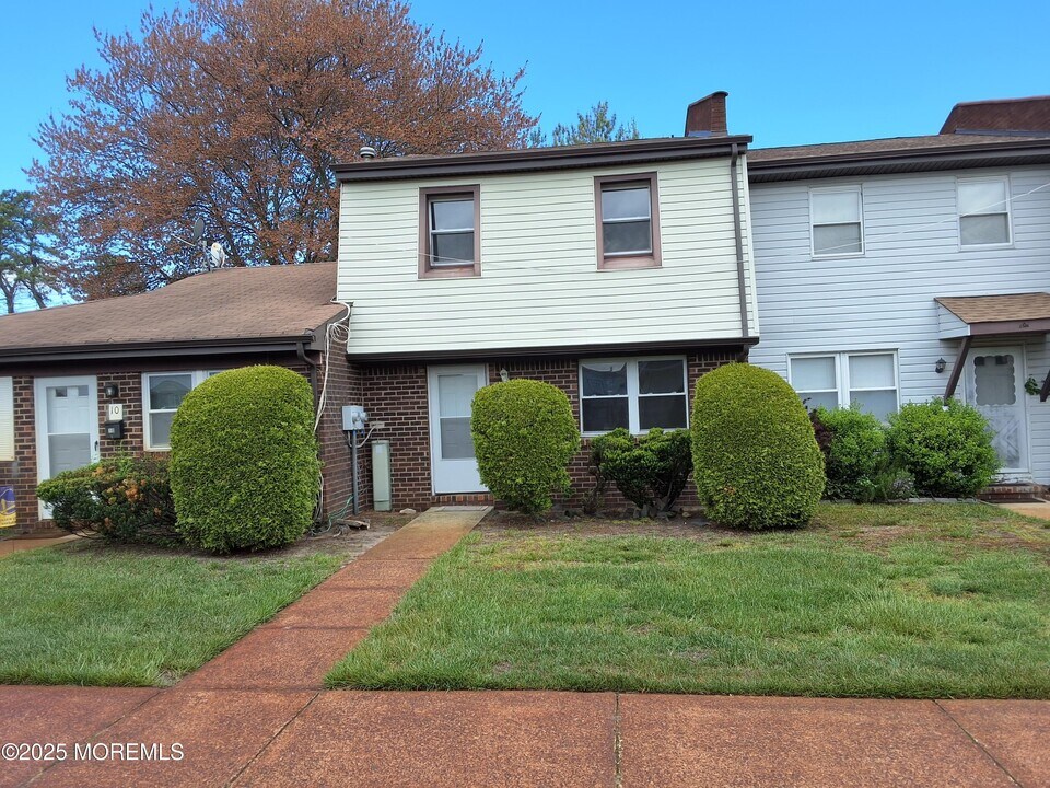 8 Greenwood Loop Rd in Brick, NJ - Building Photo