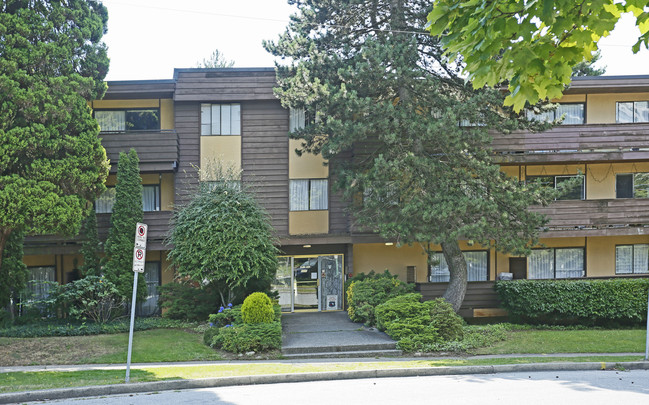 Holly Brae in Burnaby, BC - Building Photo - Building Photo