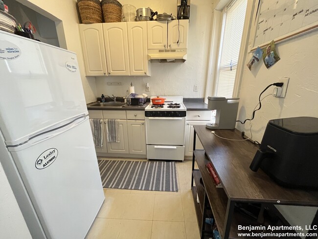 63 Brighton Ave, Unit 4 in Boston, MA - Foto de edificio - Building Photo