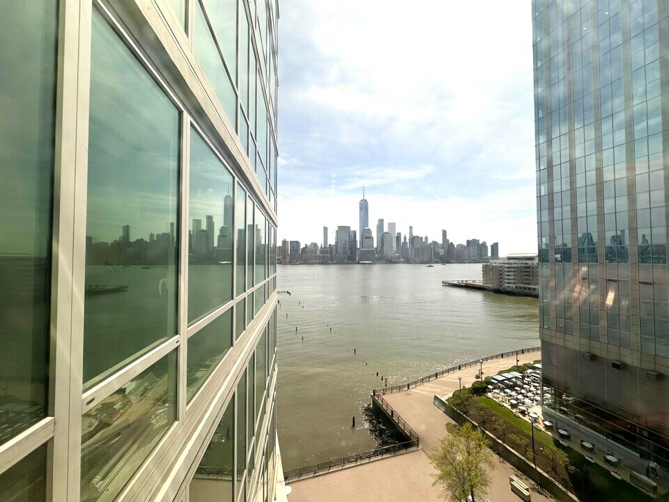 2 2nd St in Jersey City, NJ - Building Photo