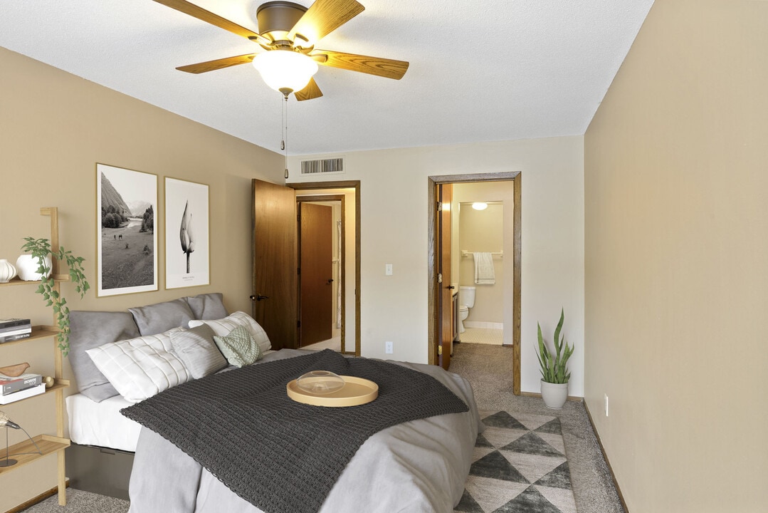 Willoway Apartments in Burnsville, MN - Building Photo