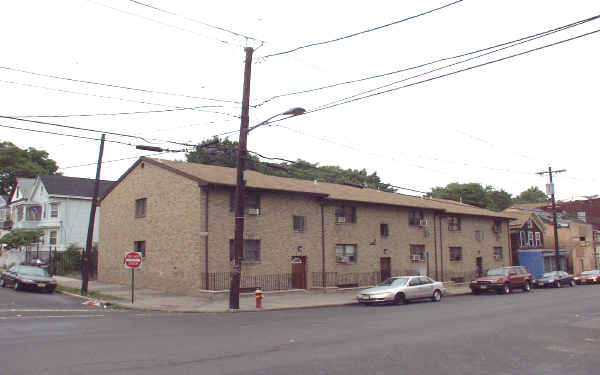 100-106 Belmont Ave in Paterson, NJ - Building Photo