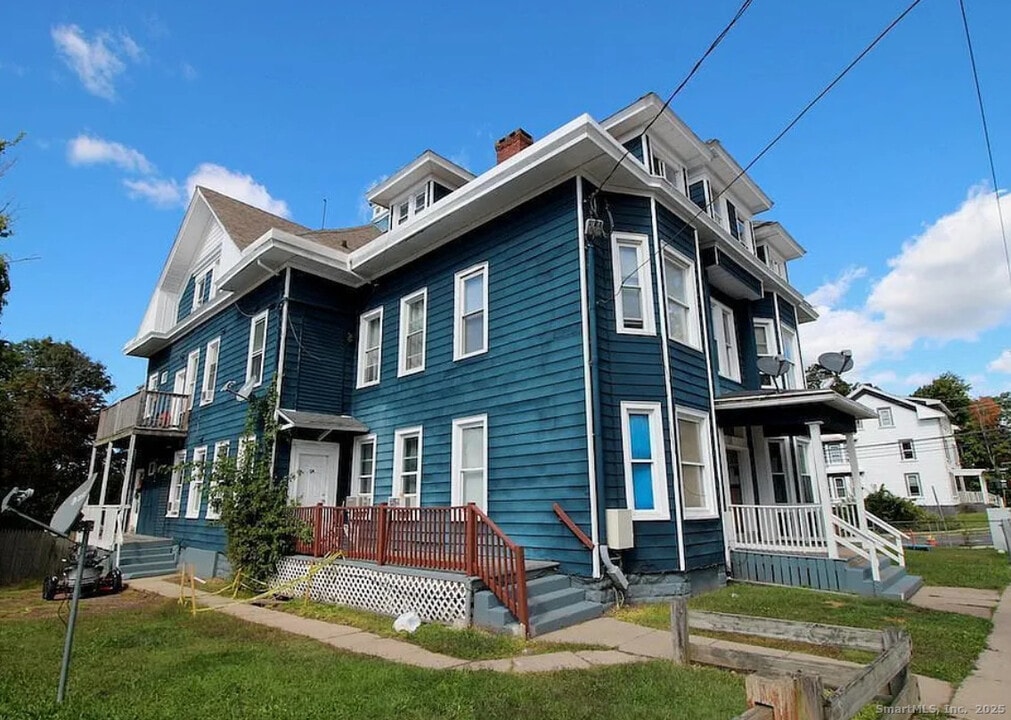 570 Broad St in Meriden, CT - Foto de edificio