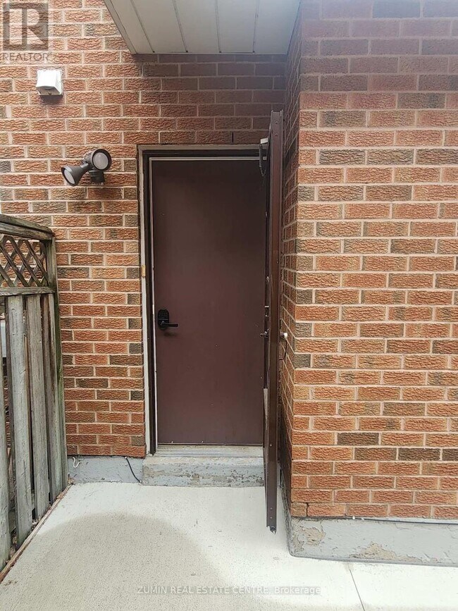 5187 Springbok Crescent in Mississauga, ON - Building Photo - Building Photo