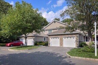 100 Saddle Cove Rd in Bohemia, NY - Building Photo - Building Photo