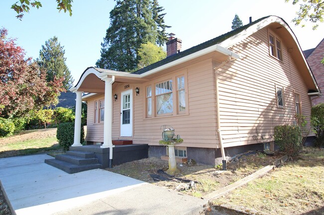 1206 Monroe St in Oregon City, OR - Building Photo - Building Photo