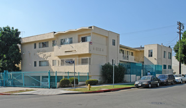 8758 Cashio St in Los Angeles, CA - Foto de edificio - Building Photo