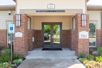 Hutchins Gateway Apartments in Hutchins, TX - Foto de edificio - Building Photo
