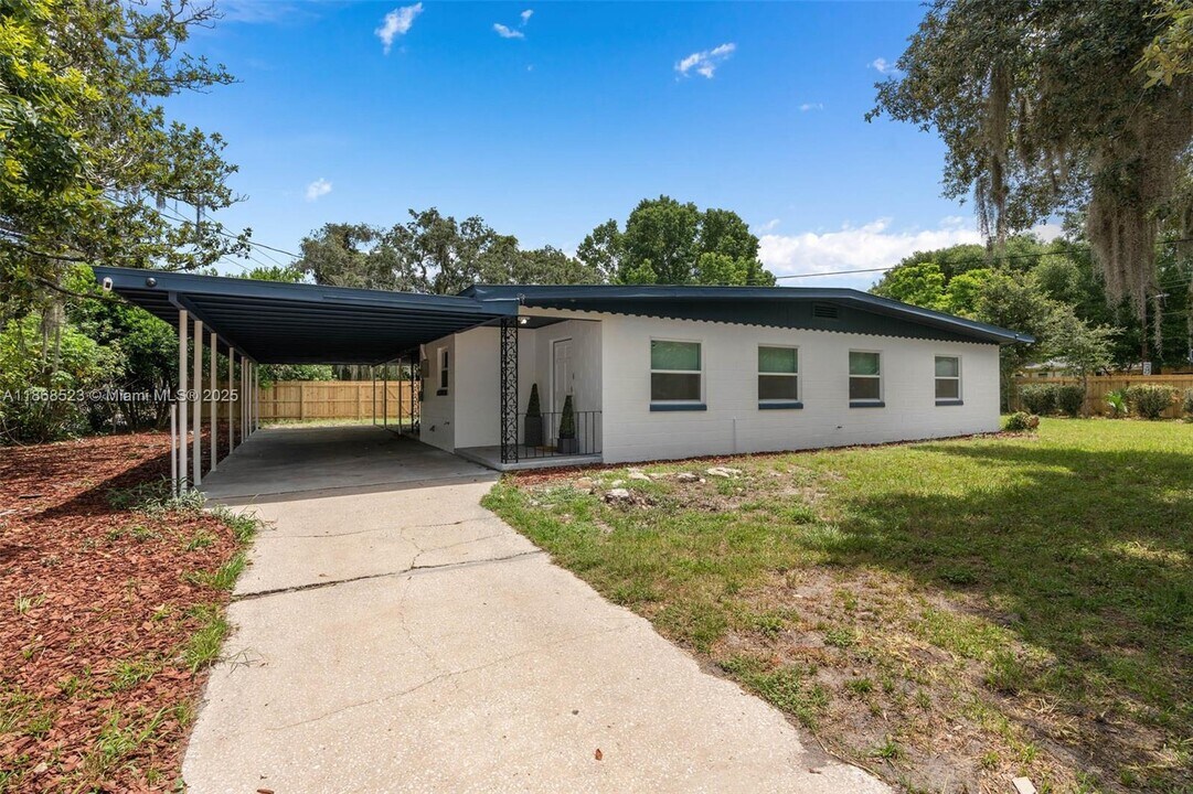 4255 Wee St in Mount Dora, FL - Building Photo