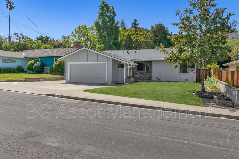 1211 Hazel St in Pinole, CA - Building Photo