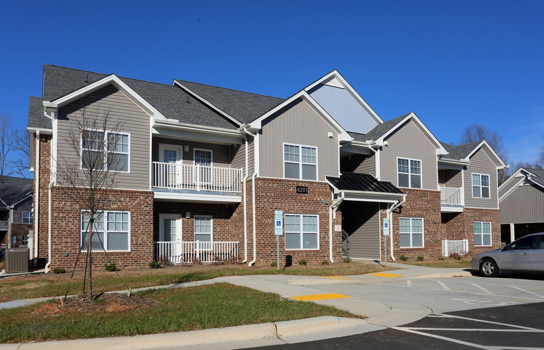 Sumner Ridge in Greensboro, NC - Foto de edificio