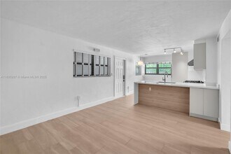 3265 Virginia St in Miami, FL - Foto de edificio - Building Photo