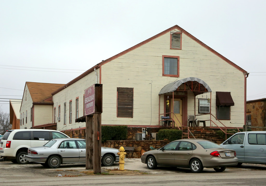 Broadway Apartment in Coweta, OK - Building Photo